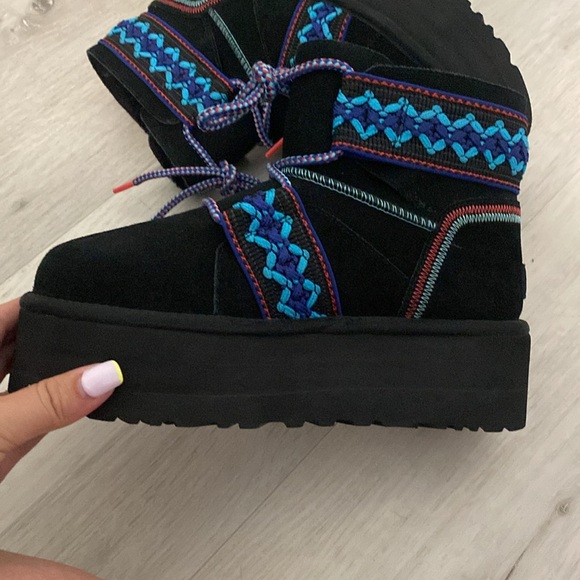 NWOT- UGG- Classic Mini II Braid Platform-Black with blue/red embroidery-Size 7 - Picture 6 of 13